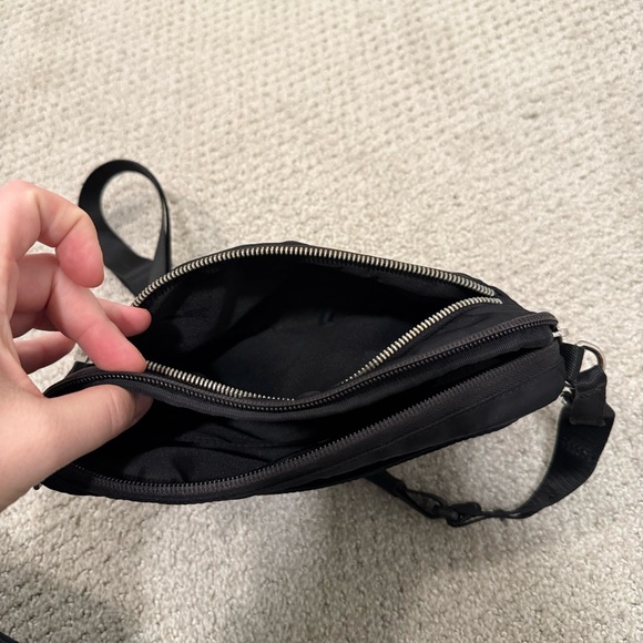 Lululemon everywhere crossbody bag 2L black metal hardware - Picture 7 of 9